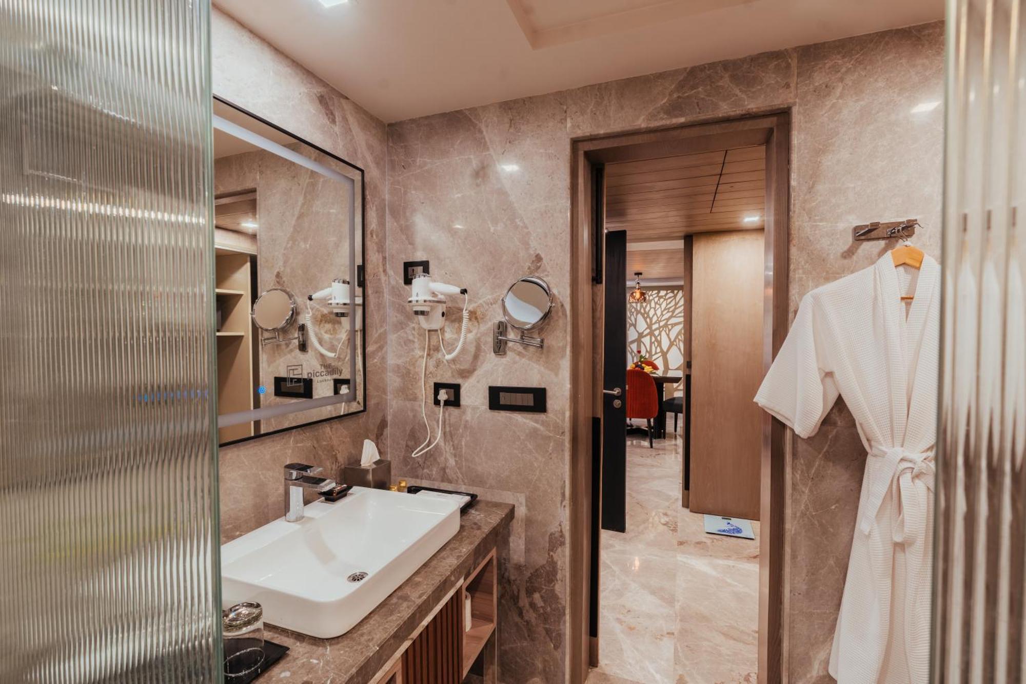 The Piccadily Otel Lucknow Dış mekan fotoğraf