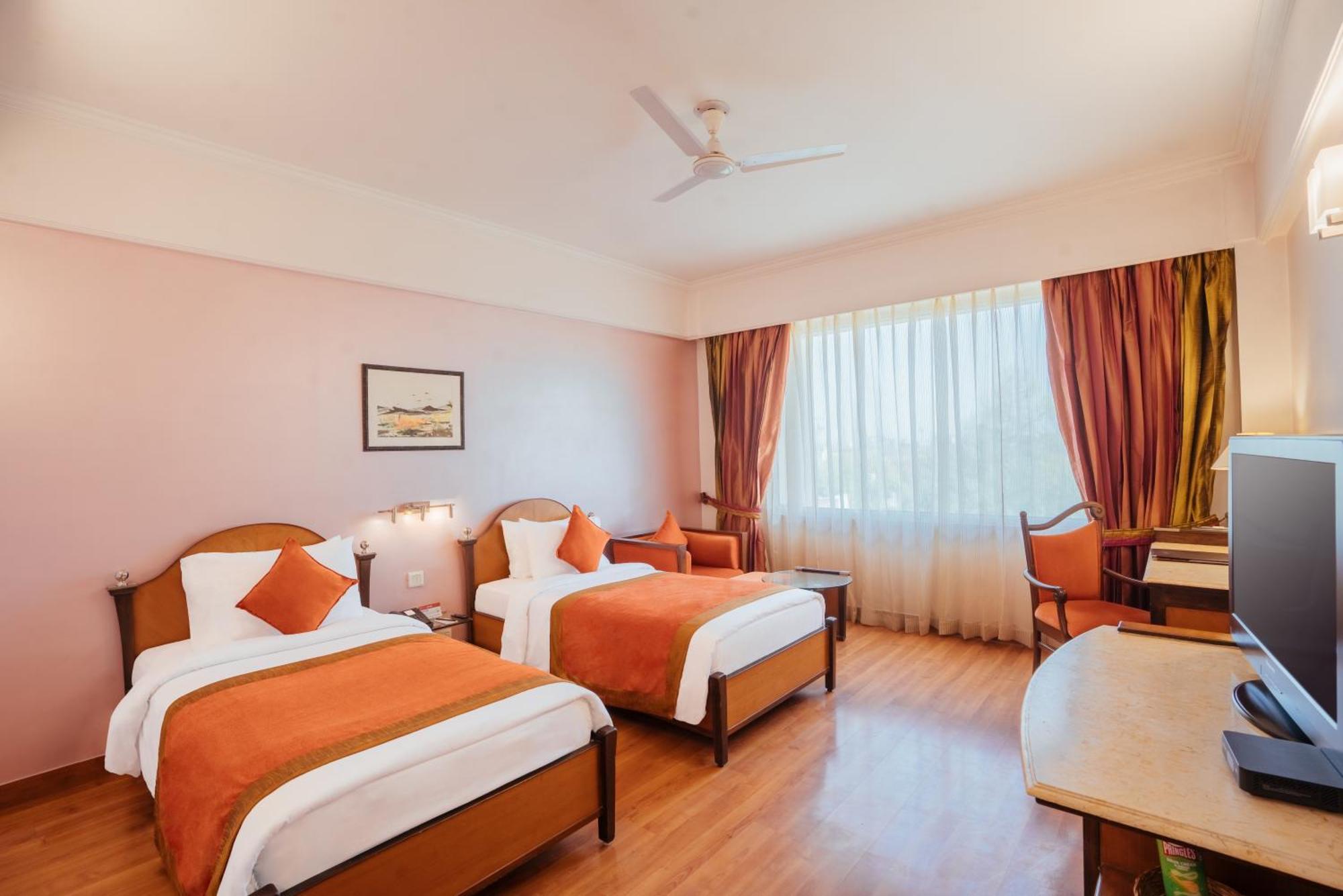 The Piccadily Otel Lucknow Dış mekan fotoğraf