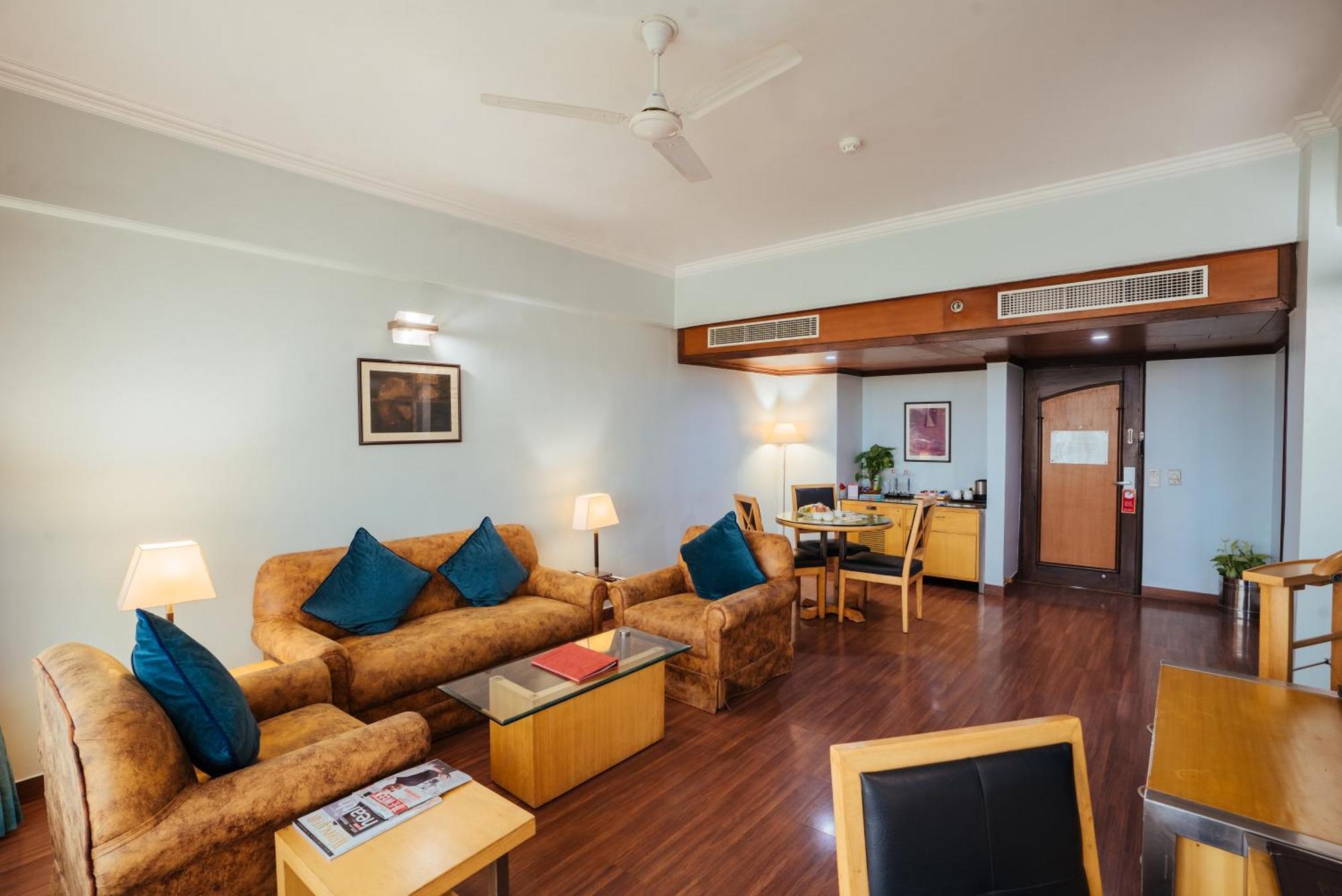 The Piccadily Otel Lucknow Dış mekan fotoğraf