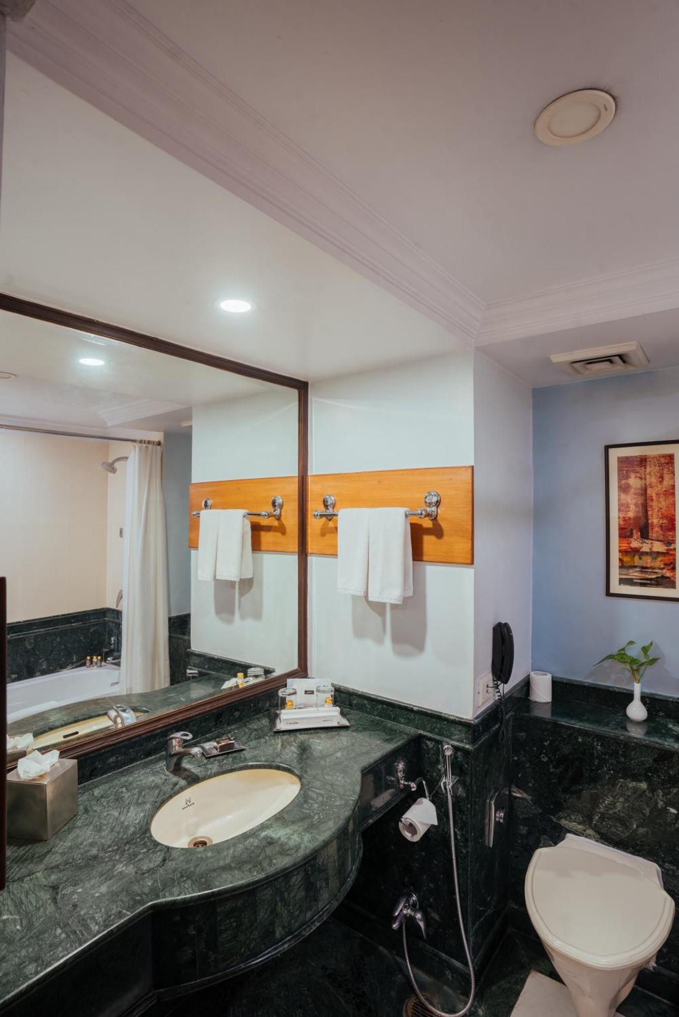 The Piccadily Otel Lucknow Dış mekan fotoğraf