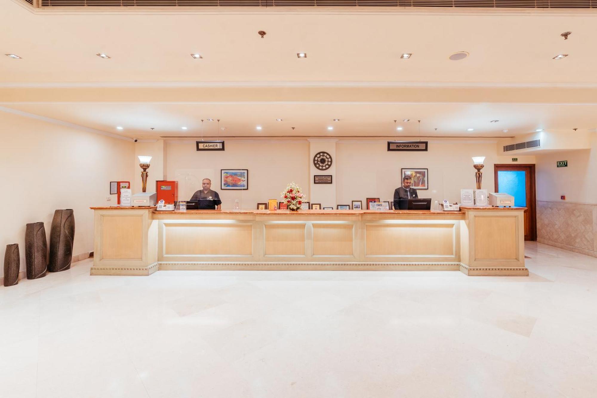 The Piccadily Otel Lucknow Dış mekan fotoğraf